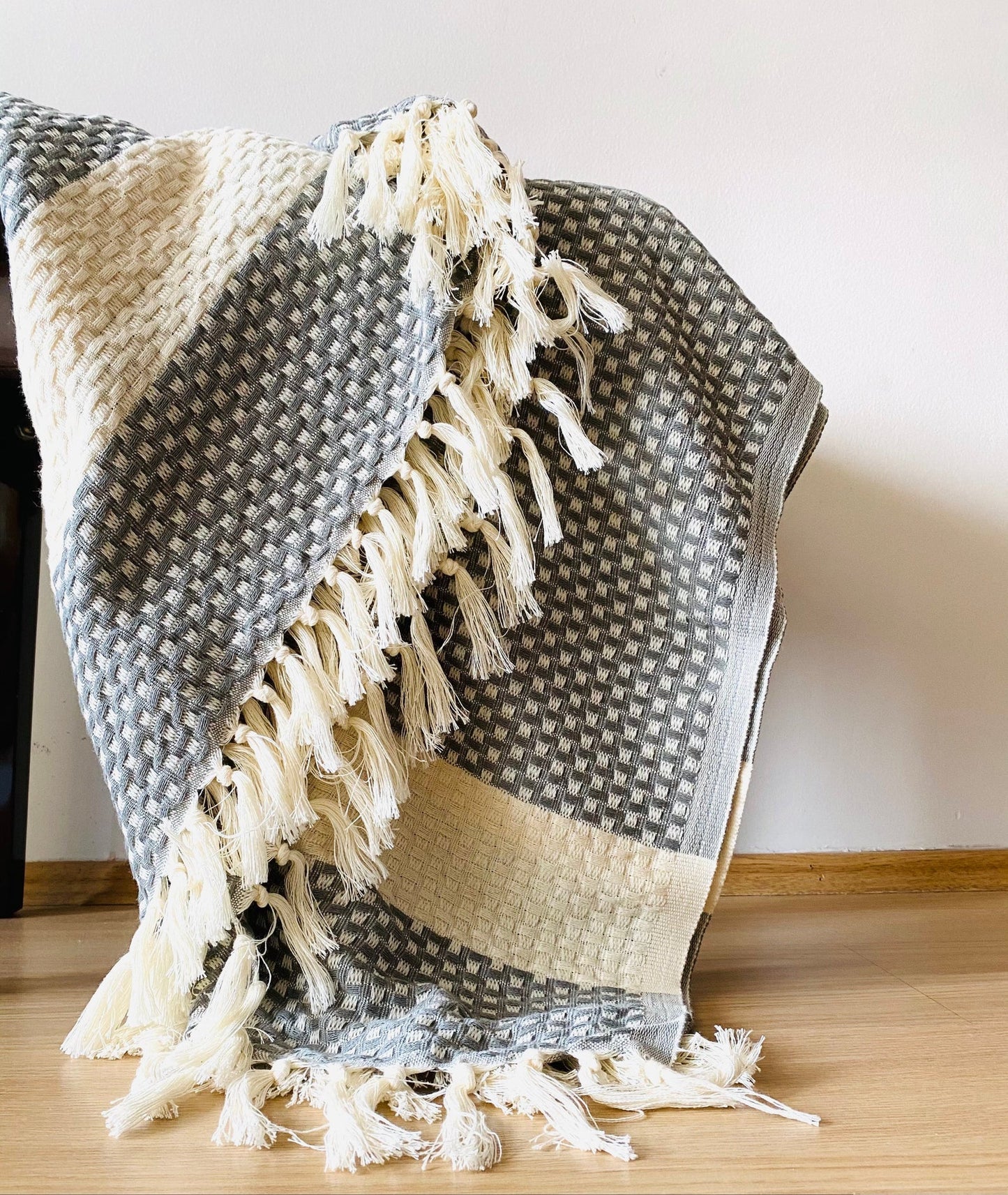 Handwoven Wellness Blanket - Sustainable Throw for Yoga & Relaxation Gray
